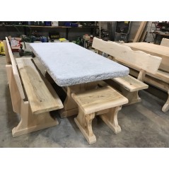 Tavoli in legno e pietra